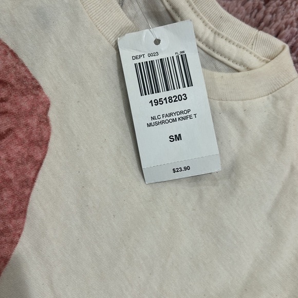 Cute unworn hot topic shirt - Picture 3 of 5